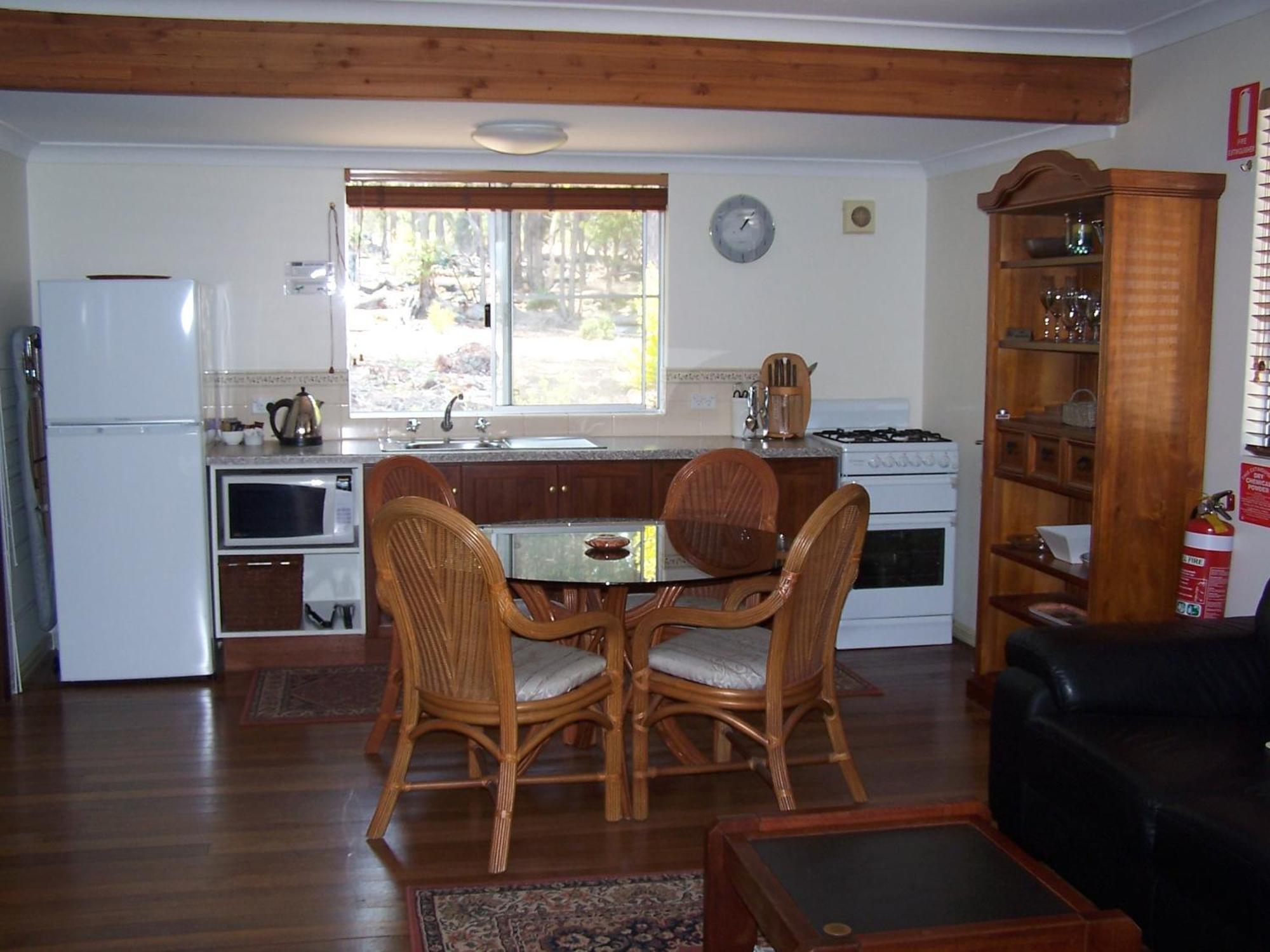 Jarrah Glen Cabins Нанъп Стая снимка
